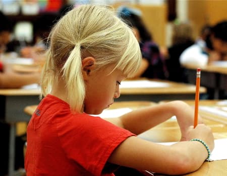 Alumno de primaria estudiando inglés