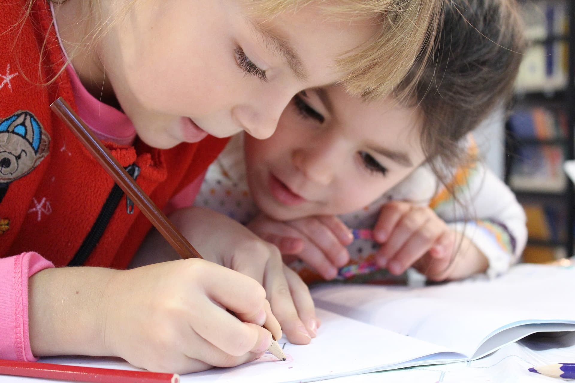 Familias y niños en la escuela de inglés