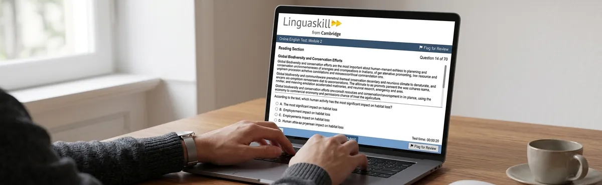 Candidato realizando el examen online Linguaskill de Cambridge en un portátil