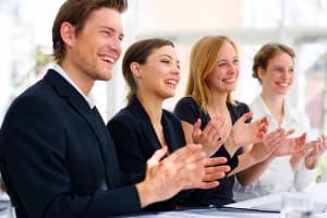 Alumnos adultos en clase de inglés